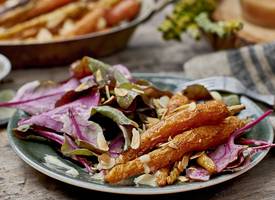 Simpel & lekker: salade met gekaramelliseerde wortels & amandel