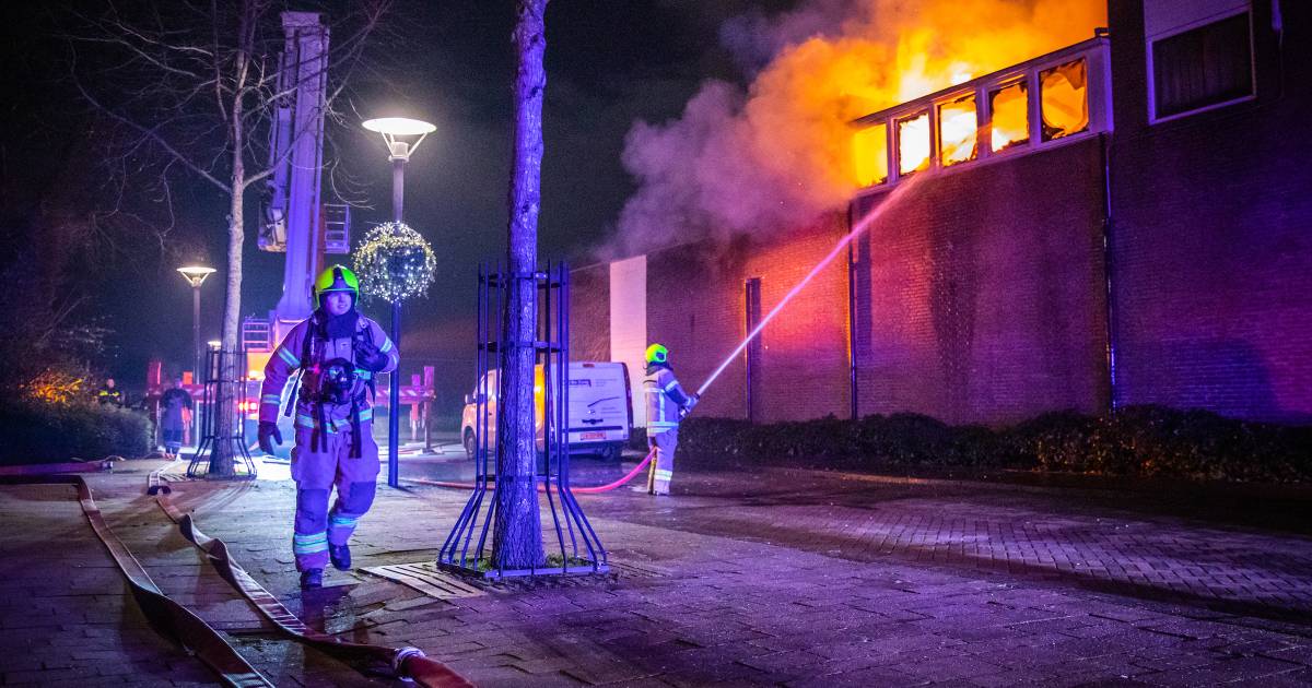 Grote brand in Puttershoek: vlammenzee in woning boven winkelcentrum gelukkig is iedereen er veilig uit gekomen.