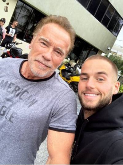 Bizar toeval: Roelvink staat op ‘breaking news video’ van fietsendiefstal Schwarzenegger