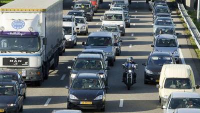 Honderden kilometers file door begin zomervakantie Midden