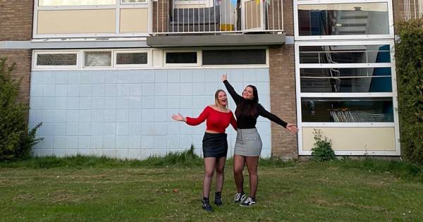Demi en Mandy geven groot balkonfeest in Enschede: ‘Politie heeft zelfs voor ons staan klappen' #Enschede.