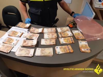 Arnhemse politie pakt Amsterdammer op die 10.000 euro en gestolen bankpassen op zak had