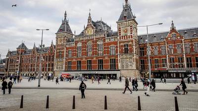 Vijf gewonden bij incident met auto Stationsplein Amsterdam