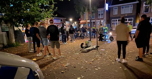 Politie Deventer pakt verkeershuftertjes op scooters aan en bekeurt fietsers met mobiele telefoon.