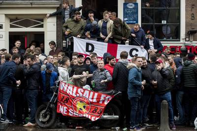 Engelse voetbalbond veroordeelt rellen in Amsterdam
