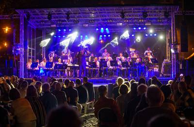 Veenendaalse ‘proms’ genieten volop van vol podium