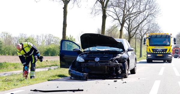 Weg in Gassel tijdelijk afgesloten door flinke botsing