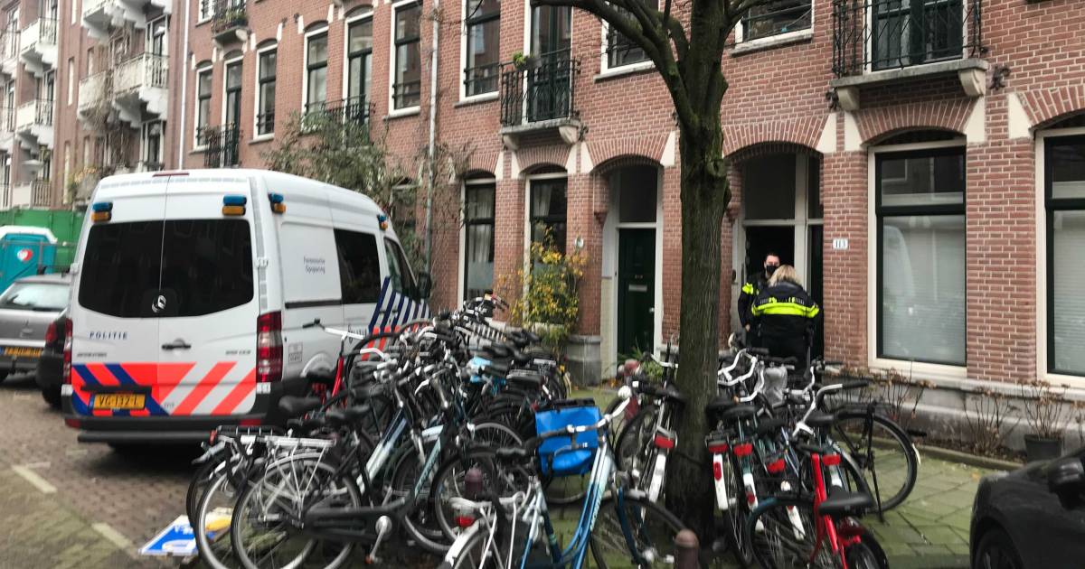 Politie heeft begin van de middag in Amsterdam een overleden man en een overleden kind gevonden in een woning in de Eerste Atjehstraat.