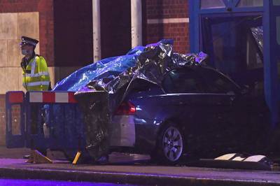 Une voiture s'écrase dans un commissariat de Londres, le conducteur arrêté