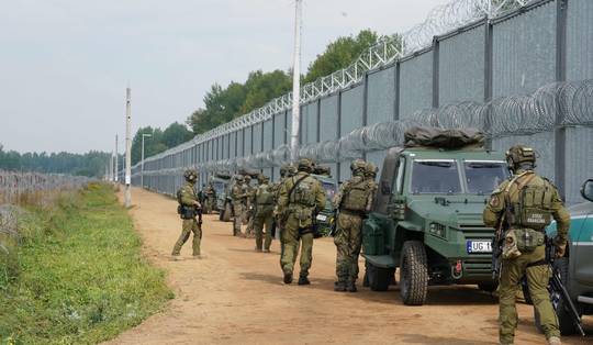 ‘Wit-Rusland traint migranten om Europese grenswachters aan te vallen’: nieuwe fase in hybride oorlogsvoering