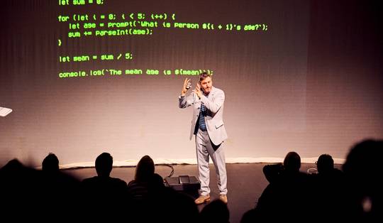 Lieven Scheire tourt door het Verenigd Koninkrijk: ‘De Britten denken dat AI alles zal doen instorten’