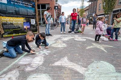 Kinderen vrolijken Edese centrum op met tekeningen van stoepkrijt