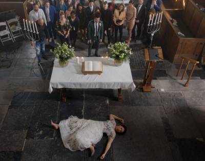 Kijkers GTST in shock na dramatische val van bruidje Farah