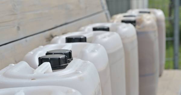 Man (27) uit Zaltbommel opgepakt in wit busje vol jerrycans met mogelijk drugsafval - BD.nl