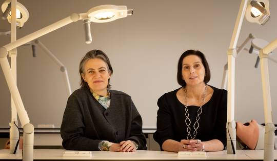 ‘Een academica hoorde dat ze zich vrouwelijker moest kleden als ze carrière wilde maken’