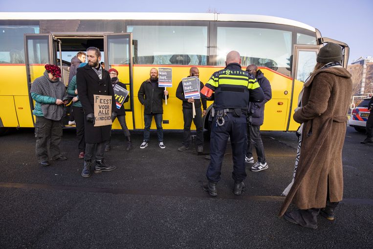 Sympathisanten van actieclub Kick Out Zwarte Piet (KOZP) nadat de bus onderweg van Amsterdam naar Den Helder is stilgezet door agenten. De actieclub, die wilde demonstreren bij de intocht van Sinterklaas, werd tijdens de rit staande gehouden.