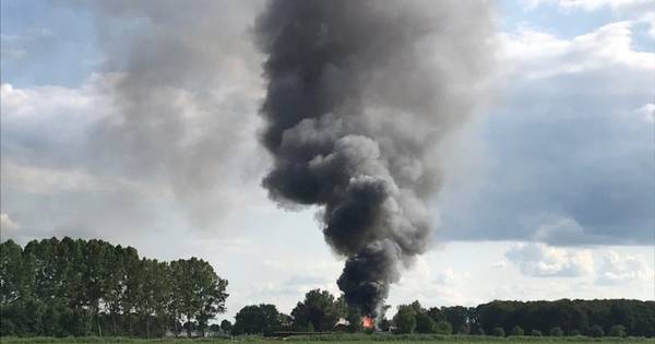 Grote schuurbrand in Den Ham, rook in wijde omgeving te zien - Tubantia