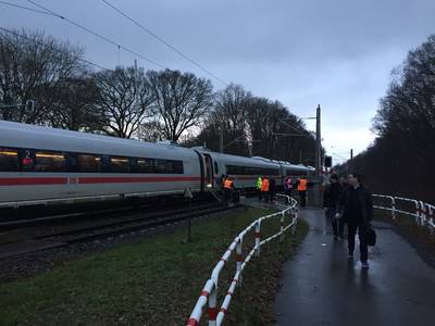 100 passagiers urenlang vast in ICE-trein net over de Duitse grens