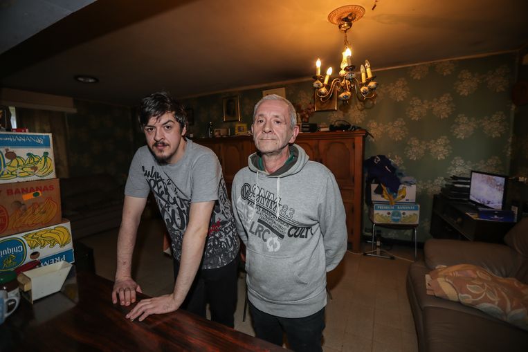 Vader Johan en zoon Kevin Conard worden vrijdag uit hun sociale woning gezet.