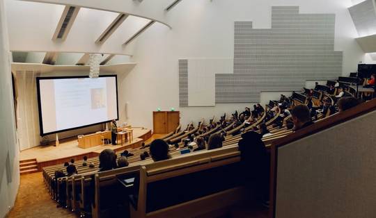 STEM-opleidingen in de lift aan Vlaamse hogescholen, maar IT-opleidingen kampen met onzekerheid door AI