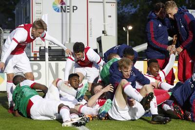 Jong Ajax schrijft geschiedenis met eerste titel in Jupiler League