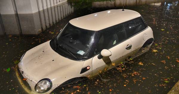 Sinkholes in voortuinen en auto's die bijna kopje onder gaan: noodweer in Brabant na snikhete dag - 