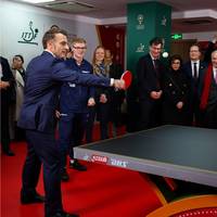 Wat hebben goedkope kerstpakjes te maken met het potje tafeltennis dat Macron in China speelde?