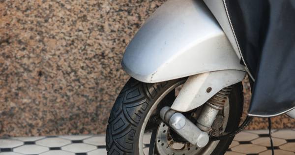 Jongen in #Breda beroofd van tas, twee daders op scooter gevlucht.