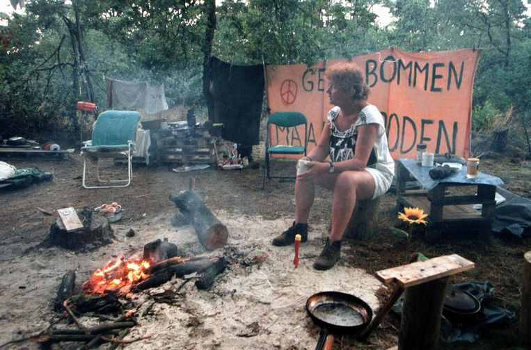 Een vredesactiviste betoogt tegen kernwapens nabij vliegbasis Volkel in 1999.  Beeld Cor de Kock