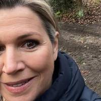 ‘Doodgewone’ Máxima aan de wandel met hondje Mambo