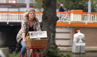 De moderne schoonheidsspecialiste komt op de fiets aan huis