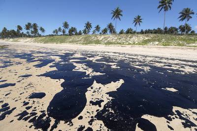 Mysterieuze oliegolf besmeurt Braziliaanse stranden