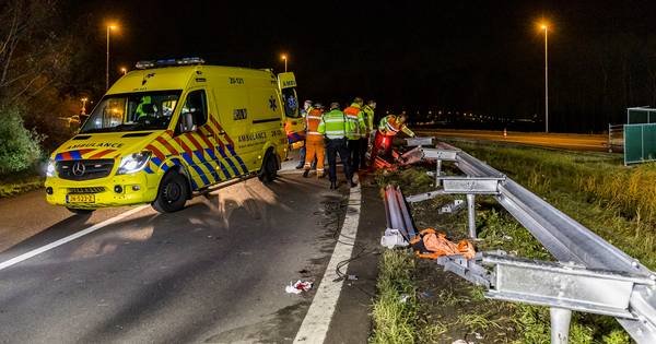 Wegwerker gewond aan zijn been bij werkzaamheden door gekantelde vrachtwagen op de A59