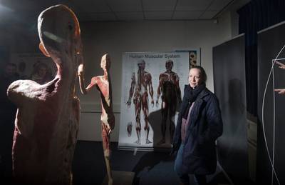 Schuifelen langs dode lichamen in zalencentrum Enka in Ede