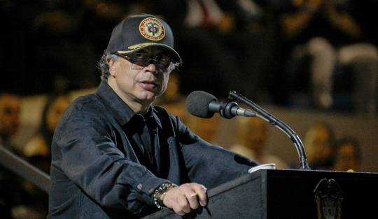 Colombiaanse president verwerpt cocaïneverwijt van Trump en dreigt ermee ‘de wapens weer op te pakken in het landsbelang’