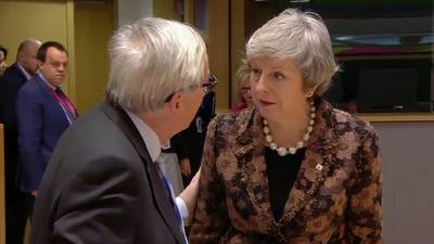 Juncker legt zijn opmerking uit na openlijk ruzietje met May in Brussel