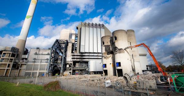 Daar gaan ze, de silo's van de Electrabel-centrale ...