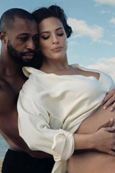 Enceinte, Ashley Graham pose entièrement nue