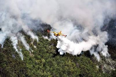 Bosbrand teistert omgeving Gardameer, vakantiegangers willen weg