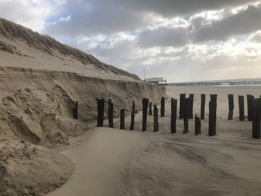 Help! Het strand verdwijnt. Storm Ciara houdt huis aan Stukken strand weggespoeld door de golven; 'Maar niks mis