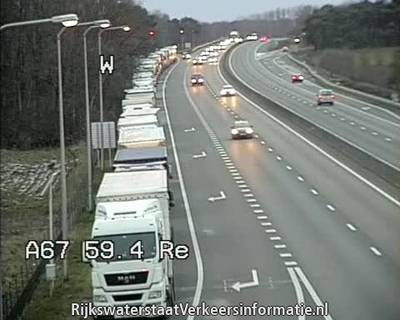 Lange rij vrachtwagens op vluchtstrook A67 wegens inrijverbod Duitsland