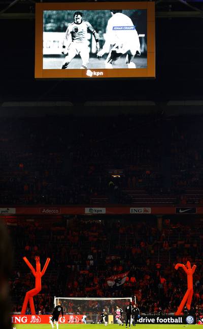 KNVB herdenkt Cruijff voor aanvang van Nederland - Duitsland