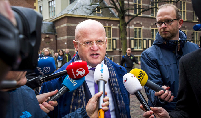 Ferdinand Grapperhaus bij aankomst op het Binnenhof voor de wekelijkse ministerraad