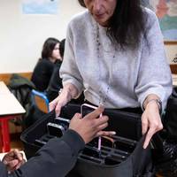 Engeland gaat verder dan Vlaanderen met smartphoneverbod op school: helpt dat echt tegen afleiding?