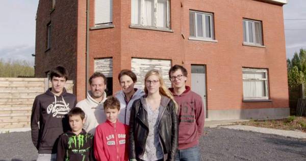 'Straatarm' gezin kijkt de ogen uit in huis van 'steenrijke' familie: "Ze hebben hier zelfs ...