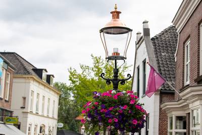 Gietijzeren lantaarnpalen voor centrum Delden