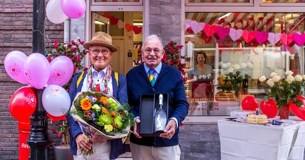 Frank (70) en Bart (81) stappen na 50 jaar in het huwelijksbootje: 'Nu is hij eindelijk écht mijn ma