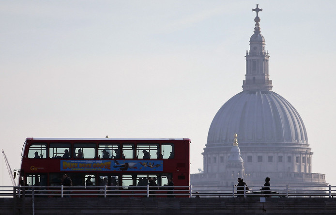 Een dubbeldekker rijdt over de Waterloo Bridge met op de achtergrond Saint Paul's Cathedral.