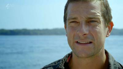 Boete dreigt voor avonturier Bear Grylls om koken kikker