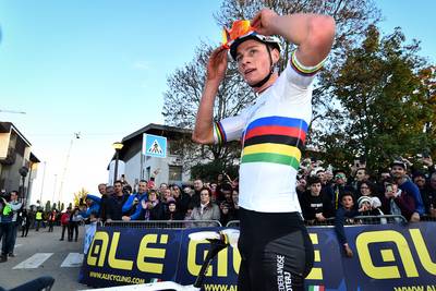 Van der Poel vertrouwde op slotronde: ‘Ik wilde niet met te veel man laatste ronde ingaan’